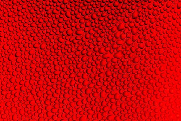 红色宏观水滴纹理，红色背景上的水滴图片下载