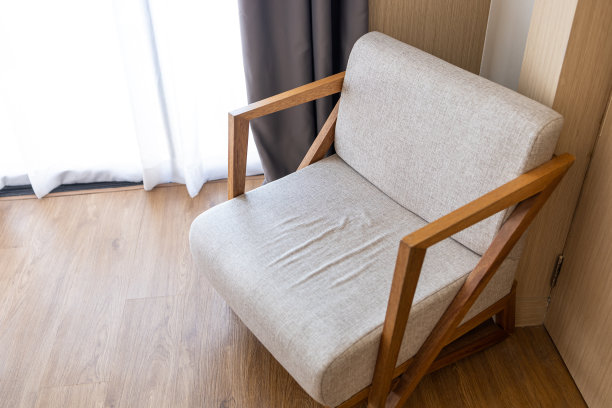 客厅内部的棕色椅子。极简主义的概念。图片下载