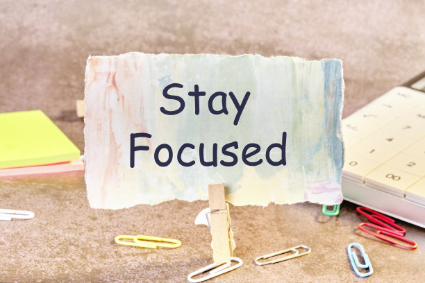 词组写在纸上，旁边散落着回形针、计算器、不干胶纸图片下载