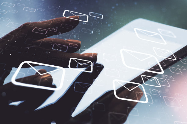 创意抽象邮政信封全息图与手指按在数字平板电脑的背景，电子邮件和通知的概念。Multiexposure图片下载