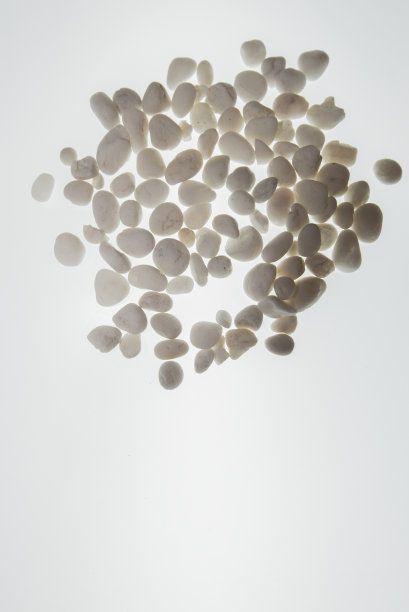 许多天然的小石头躺在空白的地方。图片下载