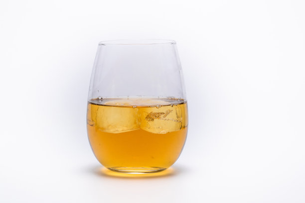 一杯威士忌和白底冰块图片下载
