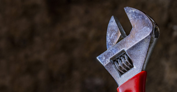 黑色空白背景上的活动扳手图片下载