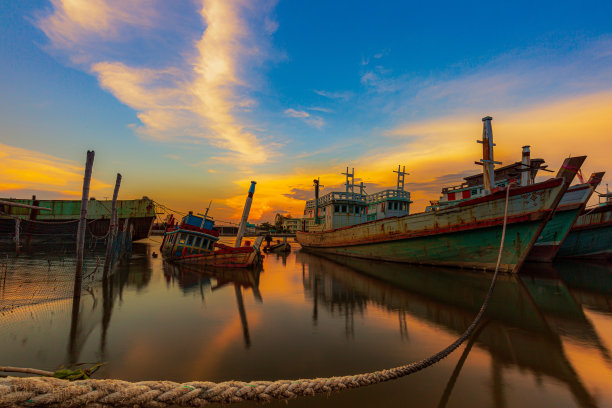 渔船的风景和傍晚的天空，拖网渔船在日落，旅游船的主要港口甲米和披披岛，普吉岛，泰国图片下载