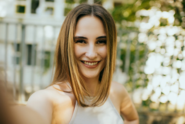 十几岁的女孩在街上自拍图片下载