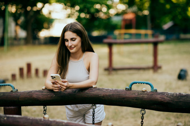 操场上的年轻女性图片下载