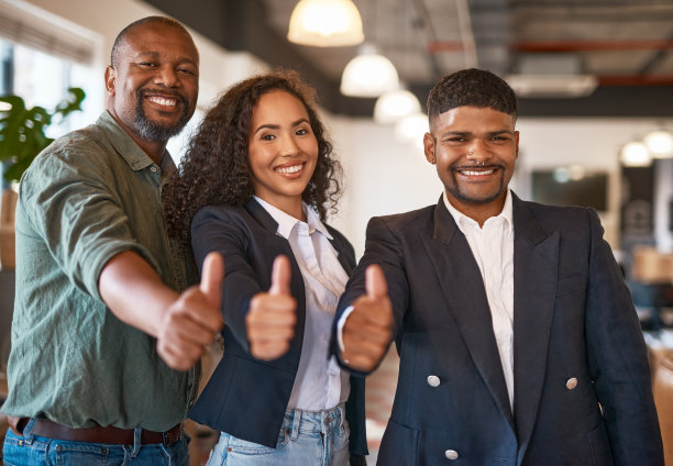 商务人士在集体合影中展示手势或表情符号时的大拇指、团队合作和成功手势。快乐的团队员工与一个好的，喜欢和胜利的手指符号图片下载