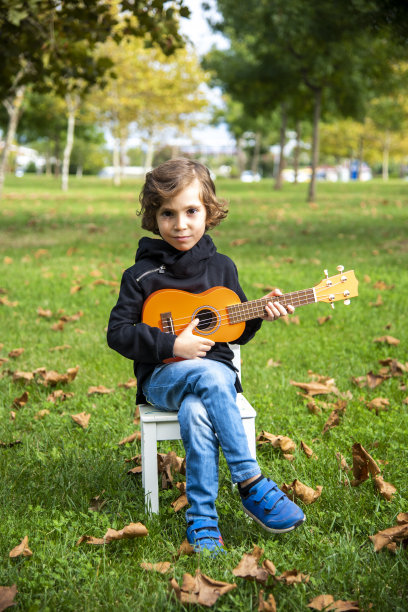 爸爸教他儿子弹吉他和尤克里里图片下载