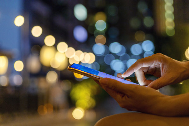 晚上使用手机的人图片下载