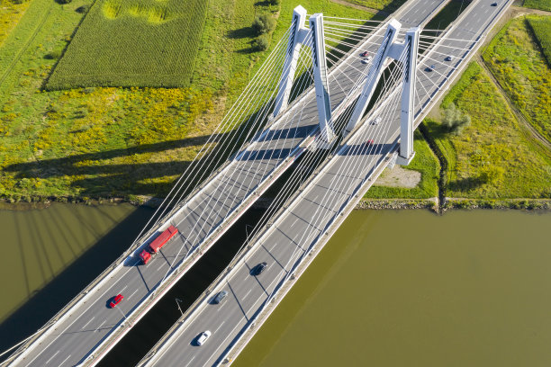 交通上的白色斜拉桥鸟瞰图图片下载