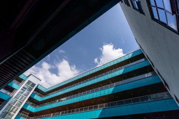 仰望着城市建筑的方形结构图片下载