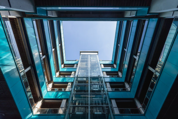 现代城市的庭院和透明电梯图片下载