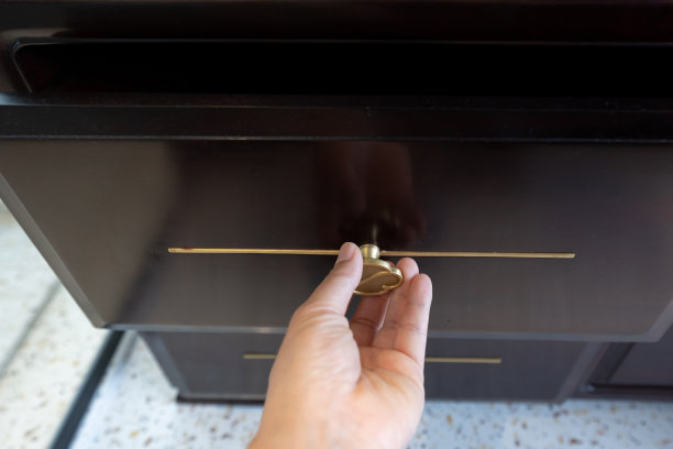 用手打开抽屉。图片下载