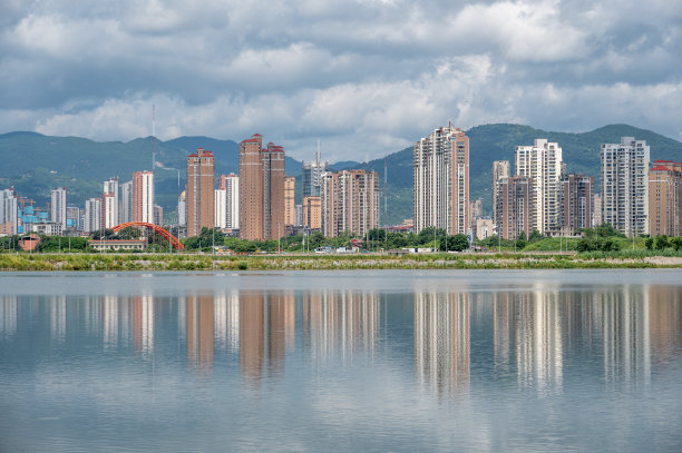 湖水映出的现代城市天际线图片下载