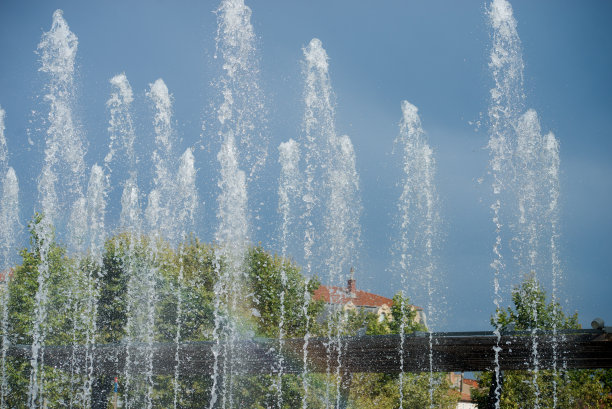 街道上的公共广场喷水图片下载