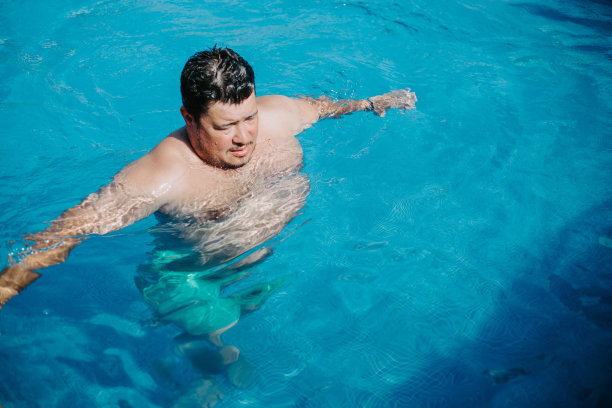 胖子从水里出来，爬上梯子图片下载