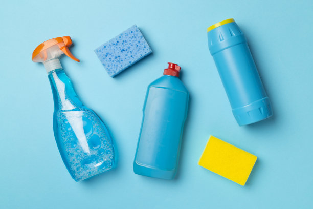 许多不同的房屋清洁产品的颜色背景，俯视图图片下载