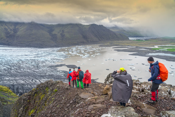 冰岛，游客从山顶俯瞰瓦特纳冰川融化图片下载