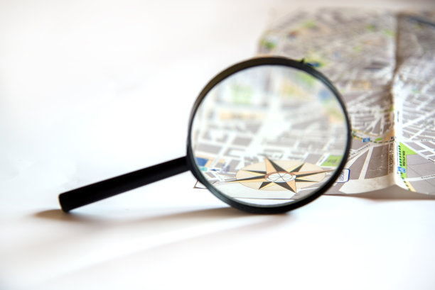 放大镜上的地图上有风玫瑰图片下载