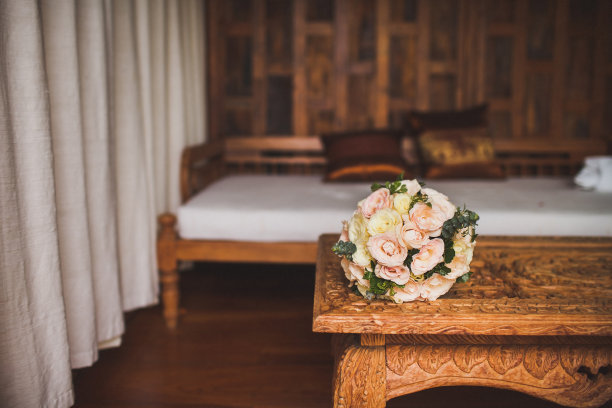 古董桌上五颜六色的婚礼花束图片下载