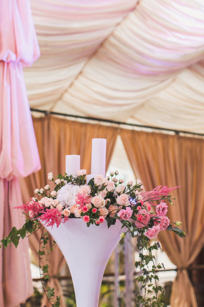 婚礼桌上花瓶里的花束图片下载