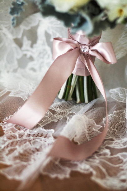 婚礼花束用织物缎带包裹图片下载