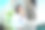 一个年轻的女人吃着苹果，在笔记本电脑上工作。图片下载