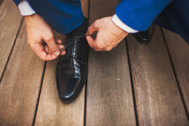 新郎在早上准备婚礼图片下载