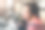 美丽的亚洲女子修理工女孩，用快乐的自行车维修和更换自行车链条，在家里自己的自行车车间。图片下载