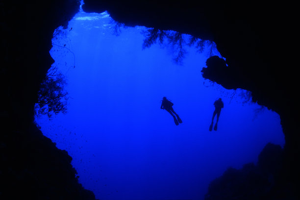 埃及红海，潜水员探索水下洞穴的剪影图片下载