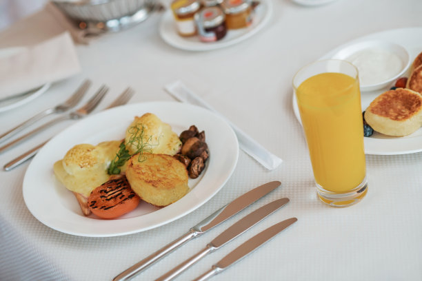 餐桌上早餐的特写照片图片下载