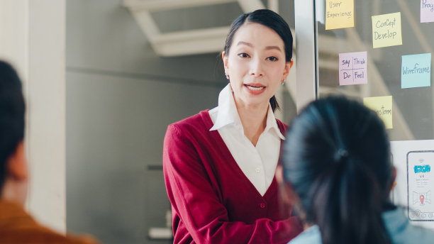 一群亚洲青年创意人士在现代办公环境中汇聚创意，进行商业展示创意，移动应用软件设计项目的同事。图片下载