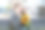 日落时分，一位手持一束向日葵的年轻女子正在讲电话。图片下载