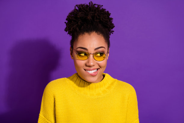 有头脑的创意女孩咬嘴唇的照片看起来感兴趣的空白孤立在紫罗兰色的背景图片下载