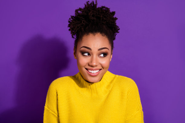 漂亮积极的女孩牙齿微笑的照片看起来感兴趣的空白孤立在紫罗兰色的背景图片下载