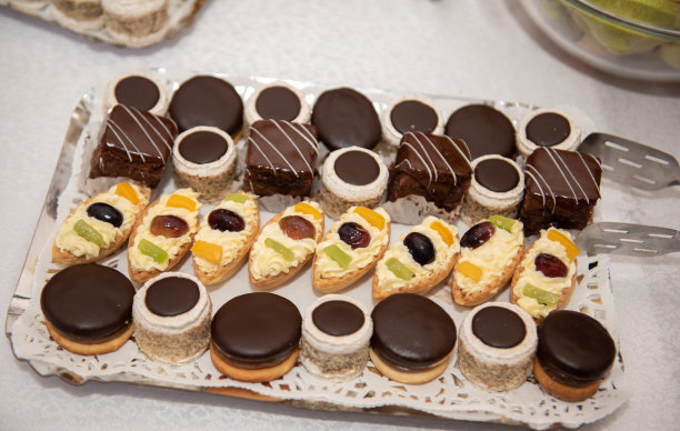 在婚礼上放自制蛋糕的盘子图片下载