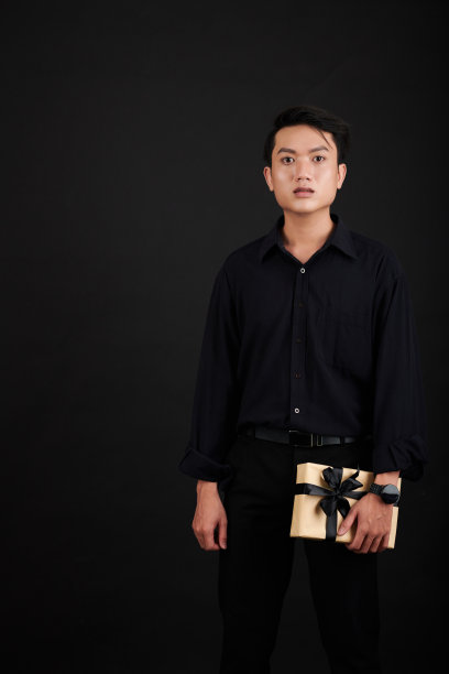 有生日礼物的男人图片下载