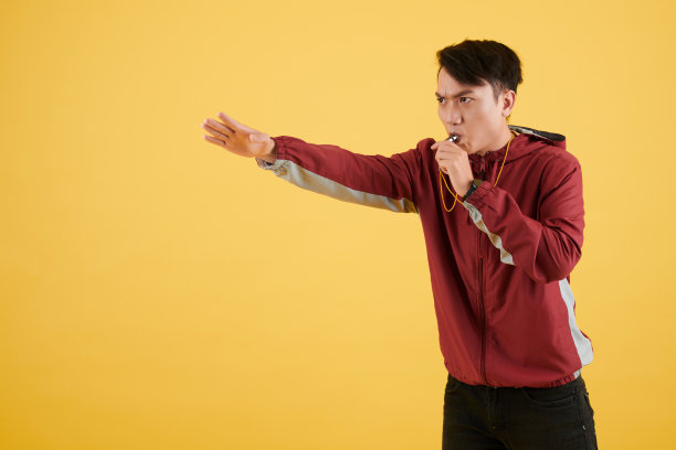 皱着眉头教练吹口哨图片下载