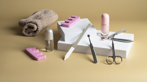 修甲和修脚工具主要用于美容院和美容院。指甲锉、护甲水、推甲器、剪刀、毛巾、指甲油等，体现现代指甲护理和美容理念。图片下载