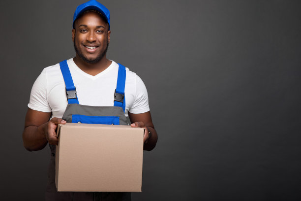 快活的黑皮肤的人手里轻而易举地拿着一箱沉重的文件图片下载