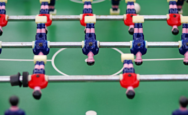 桌上足球游戏。红队和蓝队的队员。图片下载