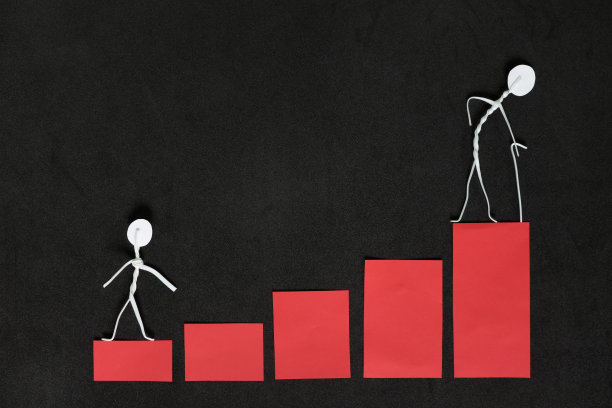 衰老的阶段或生命观念中的衰老过程。黑黑的背景中，年老的人形简笔画爬上红色的梯子。图片下载