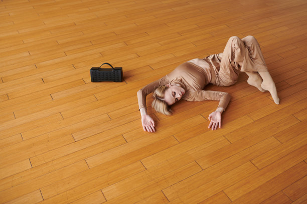 表演现代舞的年轻女子图片下载