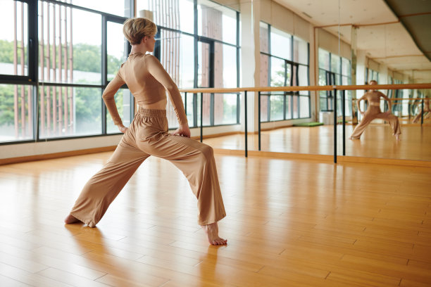 穿宽裤子的女人跳舞图片下载