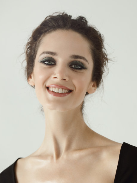 年轻美丽微笑的女人图片下载