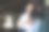 梦幻时尚的褐发美女，迷人的外表，穿着优雅，拿着手机，看着照片，回忆她生活中的愉快时刻。表情凝重的女人图片下载