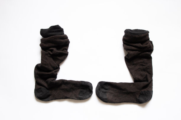 白色底色的棕色脏袜子，老妇人的及膝袜图片下载