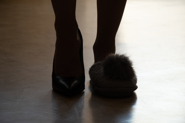 女孩的一条腿上穿着高跟鞋，另一条腿上穿着带波波的拖鞋，女孩的脚上穿着不同的鞋子，可以选择鞋子，休息，女鞋图片下载