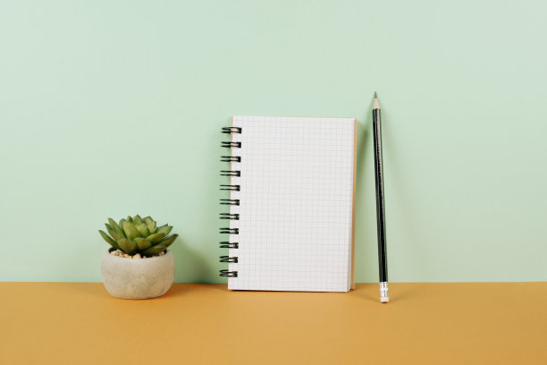 空的笔记本上有一支笔，眼镜和一棵仙人掌，秋天的彩色背景，头脑风暴的新想法，写一条消息，休息一下，在家办公书桌图片下载