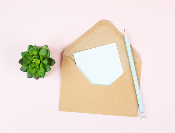 信封与空白纸上的玫瑰色背景，复制空间的文字，贺卡，沟通和公告的概念，提醒图片下载